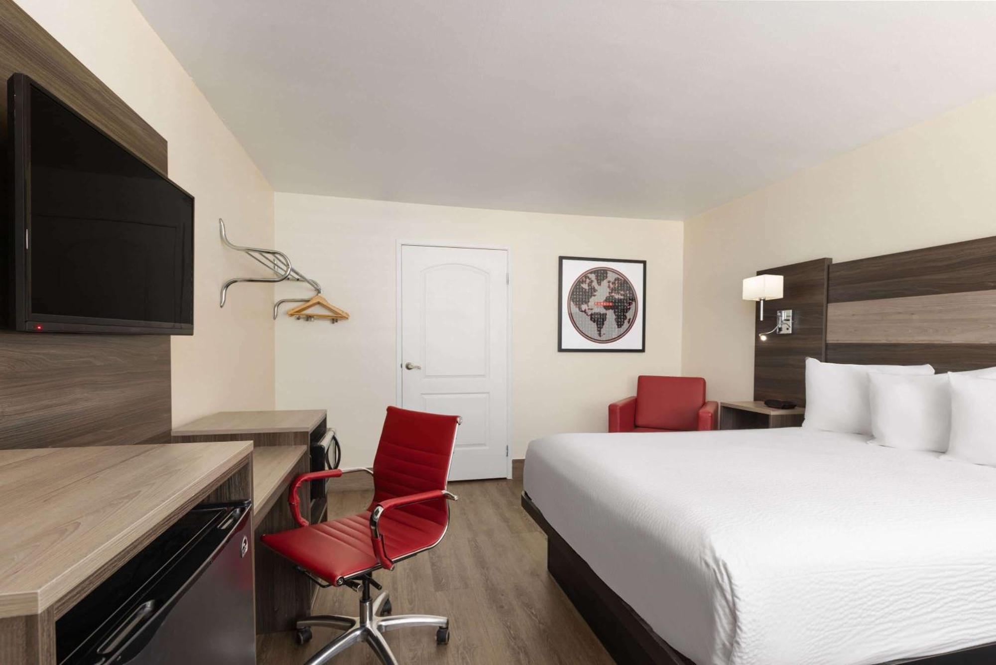 Ramada By Wyndham Kingman Hotel Екстериор снимка