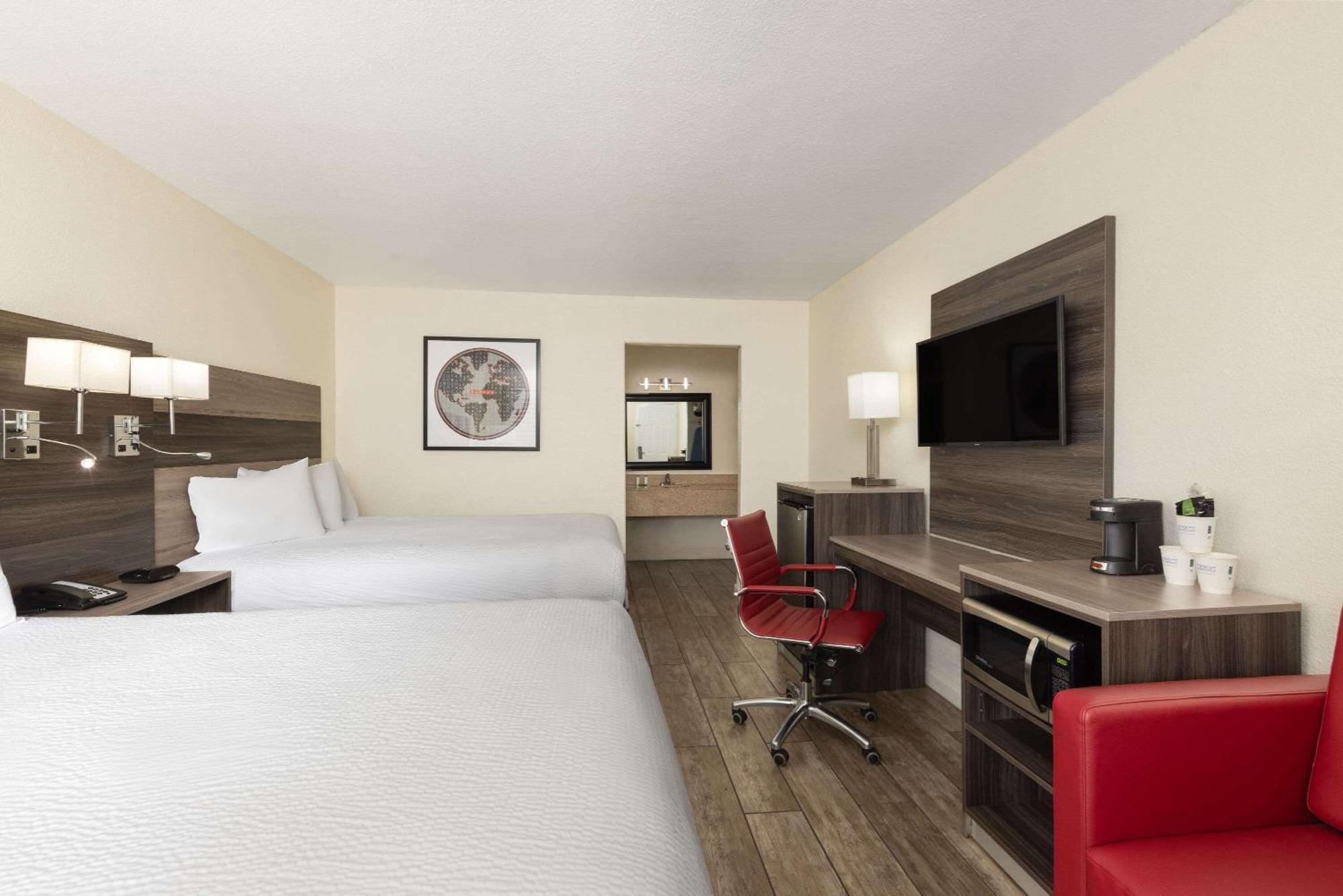 Ramada By Wyndham Kingman Hotel Екстериор снимка