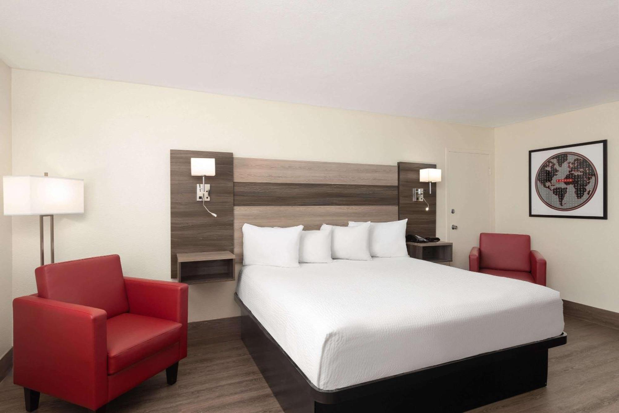 Ramada By Wyndham Kingman Hotel Екстериор снимка