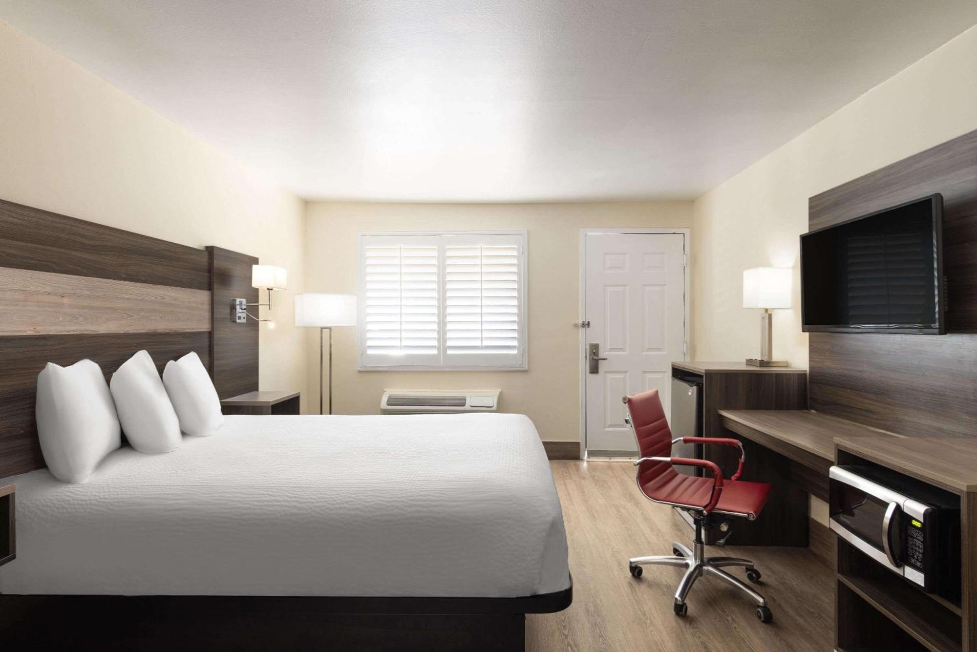 Ramada By Wyndham Kingman Hotel Екстериор снимка