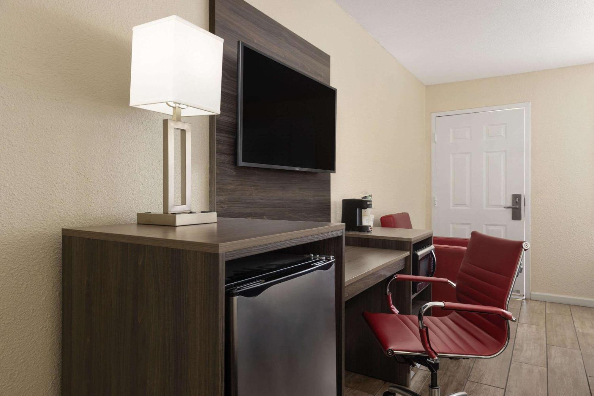Ramada By Wyndham Kingman Hotel Екстериор снимка