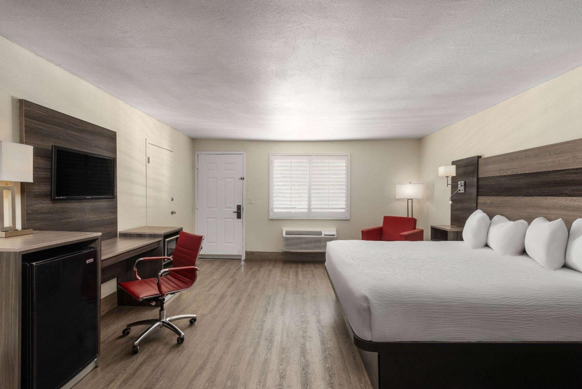 Ramada By Wyndham Kingman Hotel Екстериор снимка