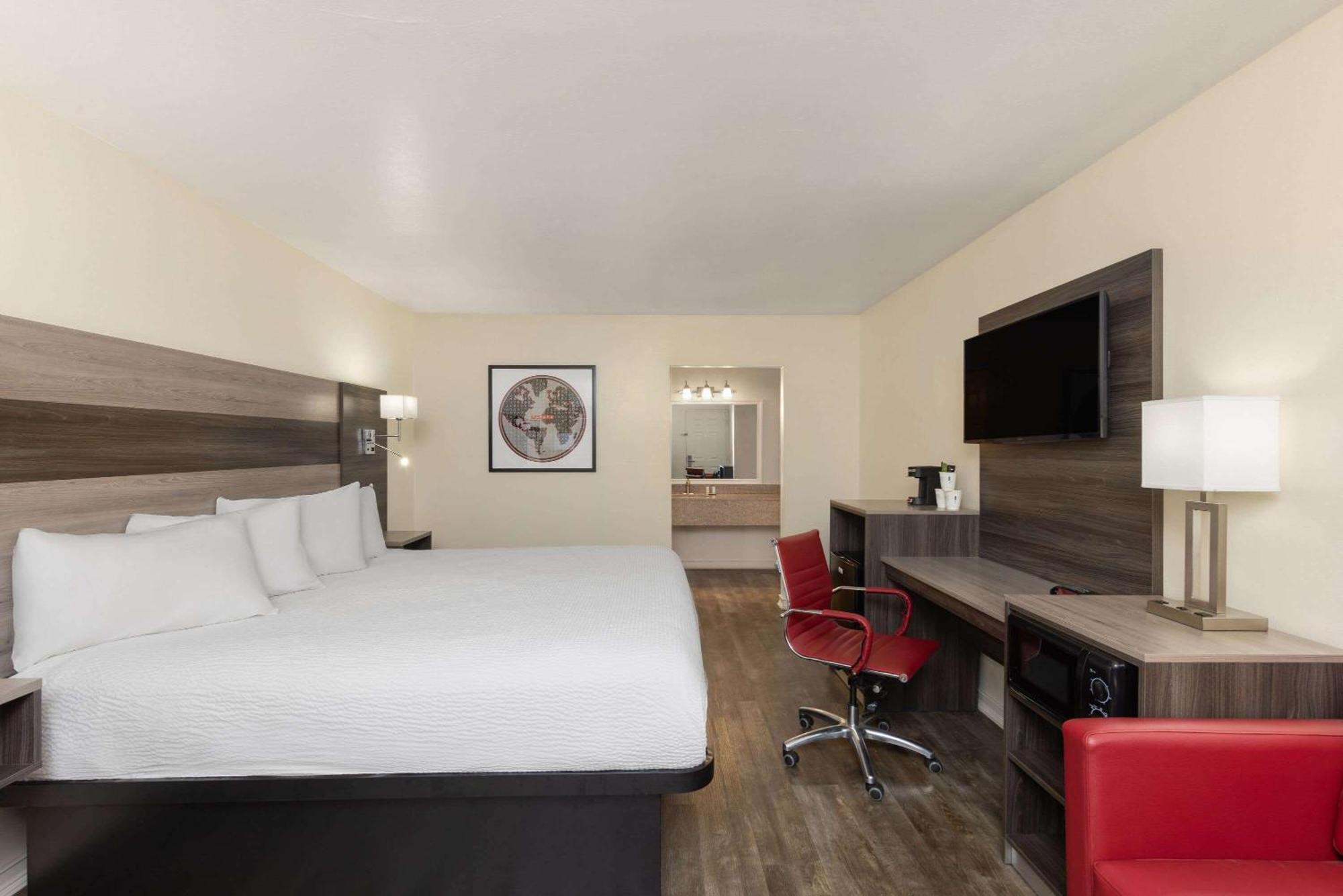 Ramada By Wyndham Kingman Hotel Екстериор снимка