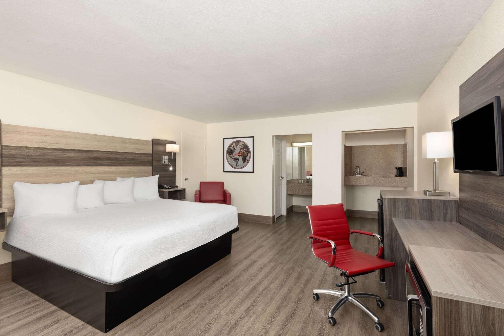 Ramada By Wyndham Kingman Hotel Екстериор снимка