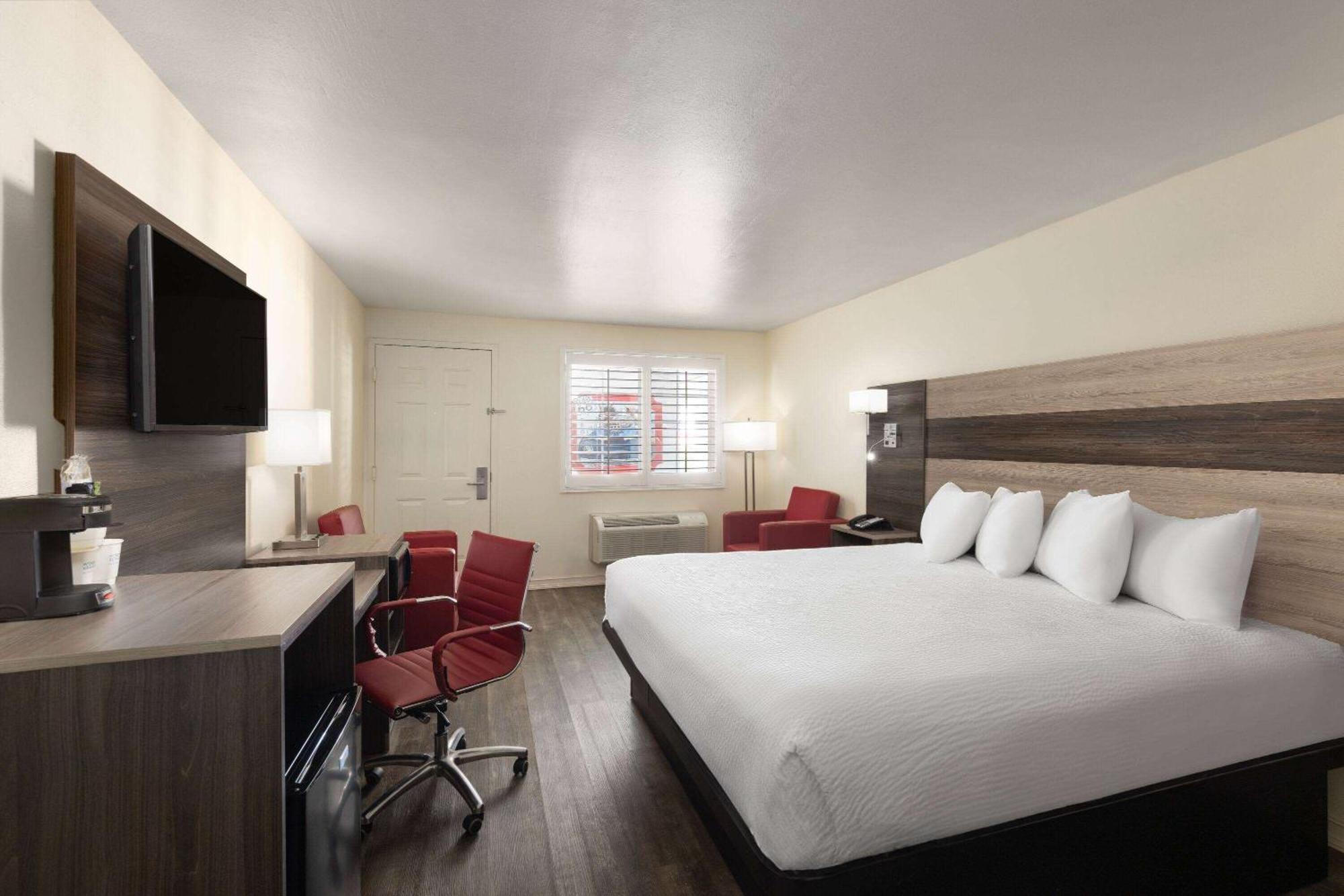 Ramada By Wyndham Kingman Hotel Екстериор снимка